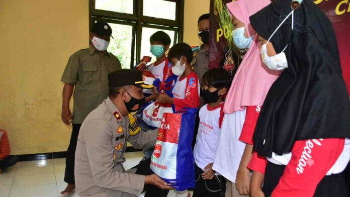 Diberi Sembako, Anak Yatim Piatu di Kota Banjar Menangis