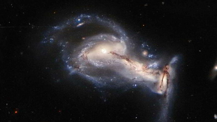 Galaksi Arp 195, Berinteraksi dan Tarik Menarik Gravitasi Tiga Arah