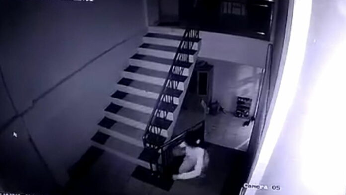 Gondol HP dan Uang Tunai, Aksi Maling di Tasikmalaya Terekam CCTV