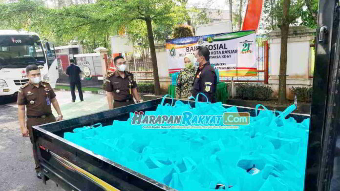 Hari Bhakti Adhyaksa ke-61, Kejari Banjar Bantu Sembako Warga Isoman