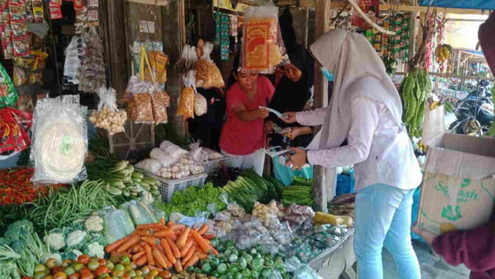 PPKM Darurat, Mahasiswa Parigi Pangandaran Bagikan Masker di Pasar