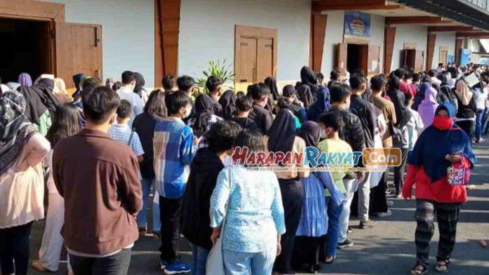Ratusan Anak Berdesakan Antre Vaksinasi Corona di Tasikmalaya