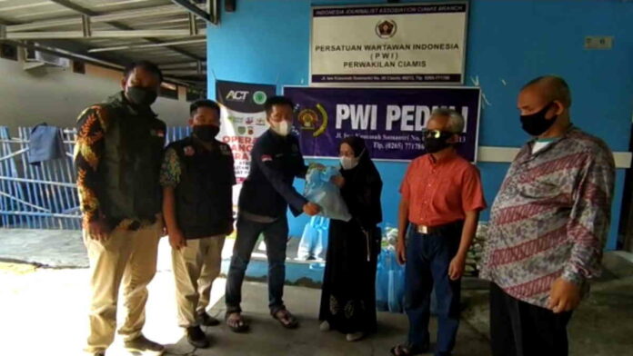 Terdampak PPKM, Tuna Netra di Ciamis Dapat Santunan dari PWI Peduli
