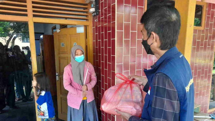Wakil Walikota Banjar Bantu Warga Yang Sedang Isoman