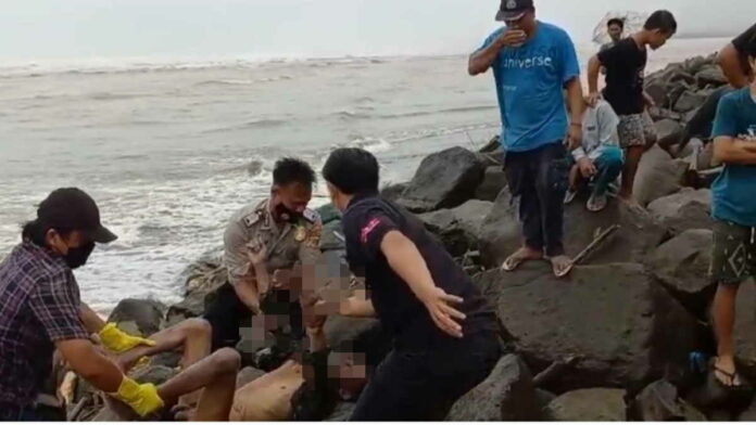 BAB Pinggir Pantai Cipatujah, Kakek di Tasikmalaya Tewas Diterjang Ombak