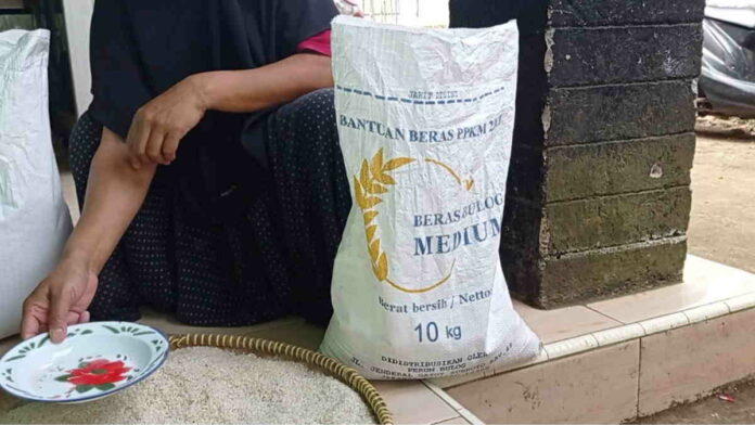 Bantuan Beras PPKM di Tasikmalaya Kuning, Bau dan Bercampur Kerikil