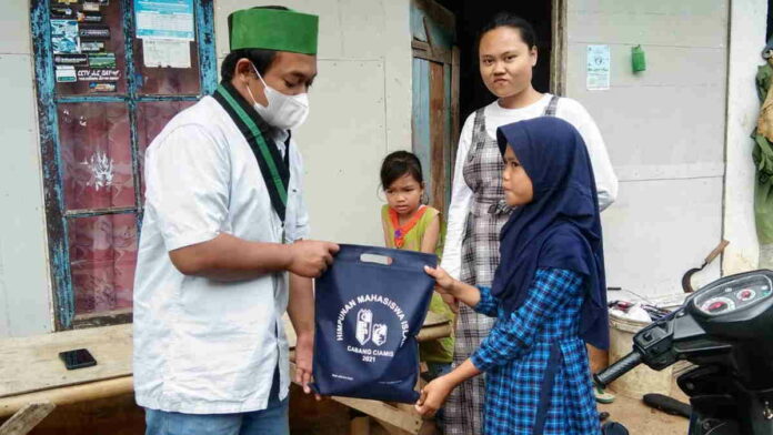 Bentuk Kepedulian Sosial, HMI Ciamis Berikan Santuni Anak Yatim