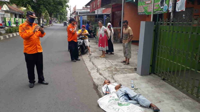 Di Kota Banjar, Pria Tak Dikenal Tergeletak di Pinggir Jalan
