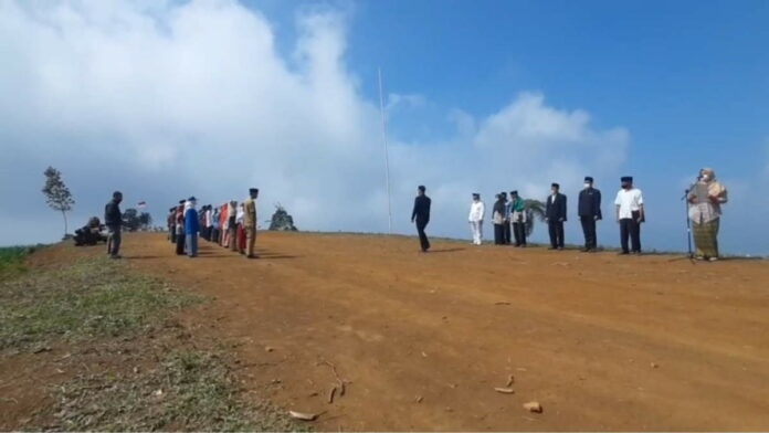 Di Tasikmalaya, Pengibaran Bendera Merah Dilakukan di Puncak Gunung