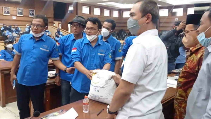 Forum RT RW Tasikmalaya Sebut Beras PPKM Jelek, Ayam Saja Tidak Doyan