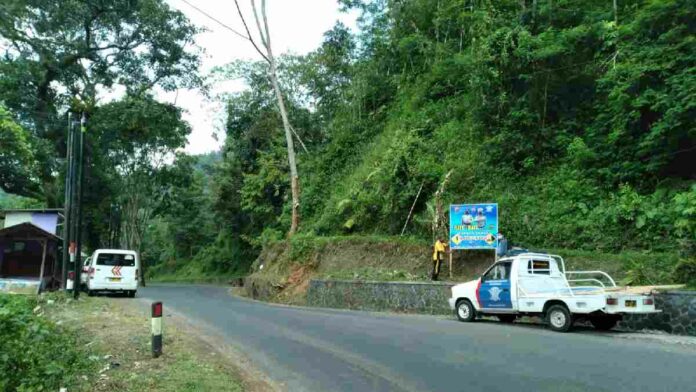 Jalan rawan longsor