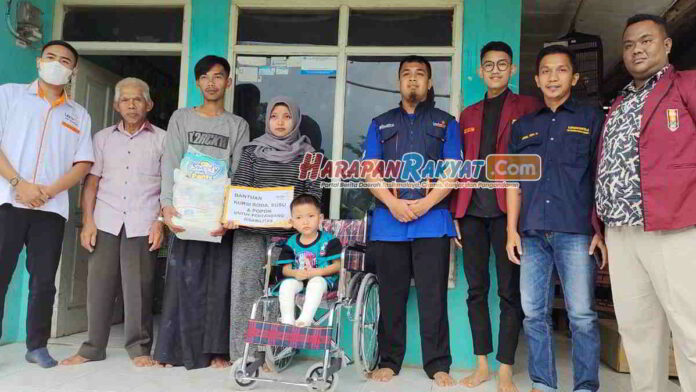 IMM Bagikan Kursi Roda untuk Warga Kota Tasikmalaya