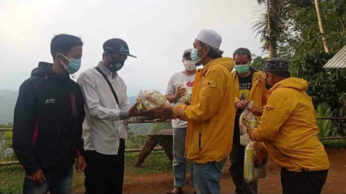 Jurnalis di Tasikmalaya Bagi-bagi Sembako untuk Yatim dan Jompo
