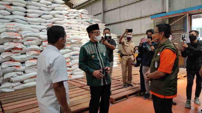 Pantau Beras di Gudang Bulog, Bupati Ciamis Teteskan Air Mata