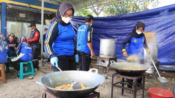 Tagana Pangandaran Bagikan Nasi Bungkus ke Pedagang Kecil