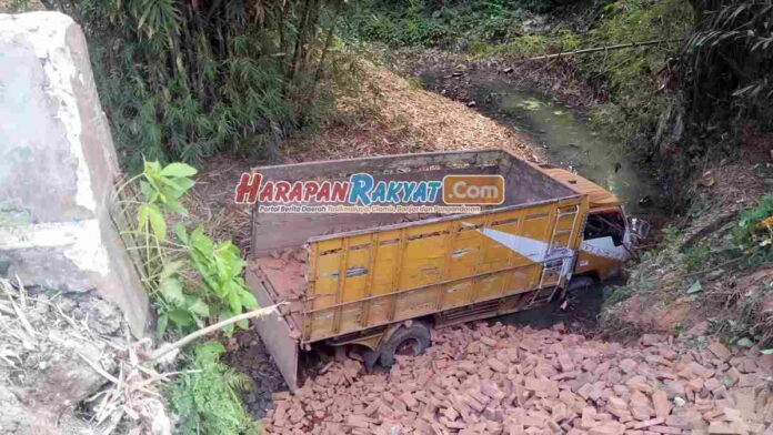 Truk Pengangkut Bata Terjun ke Sungai di Banjaranyar Ciamis