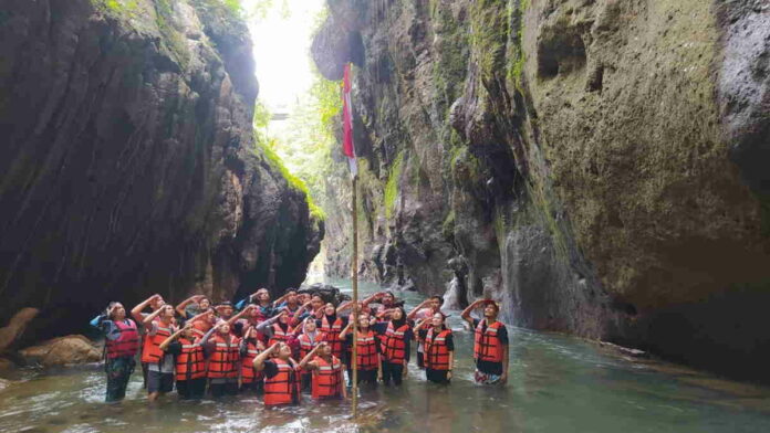 Unik, Warga Pangandaran Gelar Upacara Kemerdekaan di Sungai