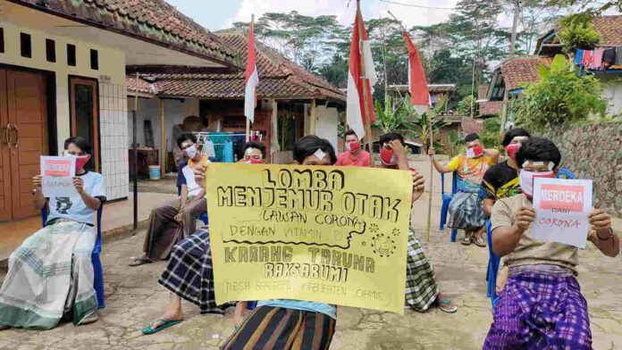 Warga Baregbeg Ciamis Ikuti Lomba Berjemur di Bawah Matahari