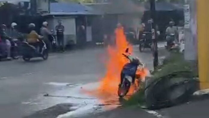 Warga Tasikmalaya Geger, Motor Terbakar di Pinggir Jalan