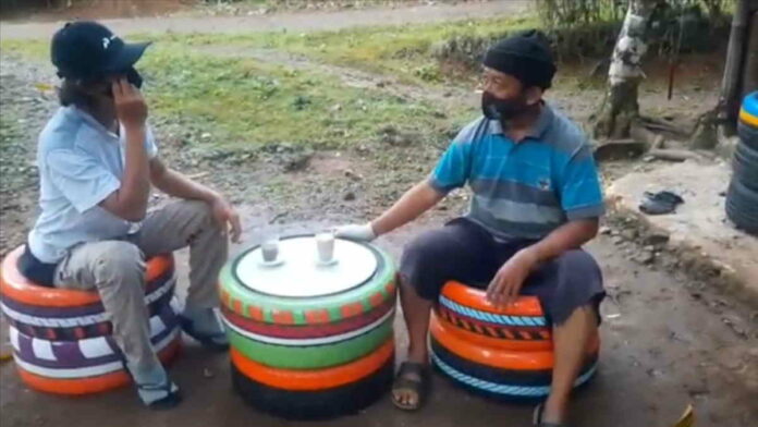 Warga Tasikmalaya Sulap Limbah Ban Bekas Jadi Kursi, Omsetnya Jutaan
