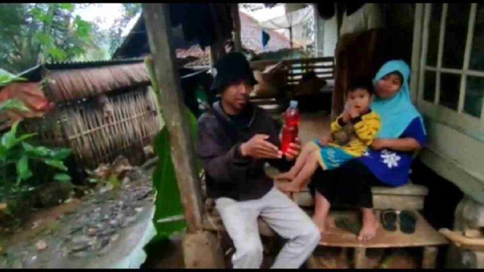 Ayam masuk teras rumah