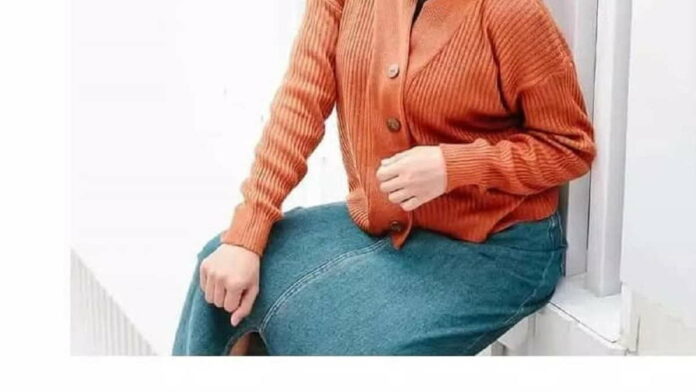 Cardigan Rajut Warna Coral Mampu Memberikan Kesan Manis dan Cantik