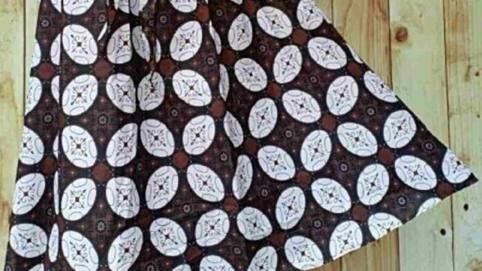 Rok Batik Payung, Kenakan Atasan Tepat untuk Tampil Kasual dan Santai