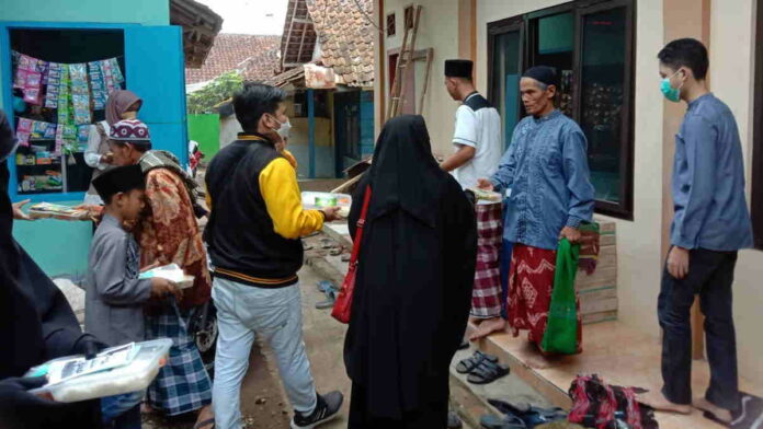 GMB dan Peserta PKN STISIP Tasikmalaya Bagikan Ratusan Nasi Box