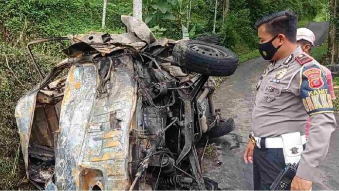 Angkot terbakar