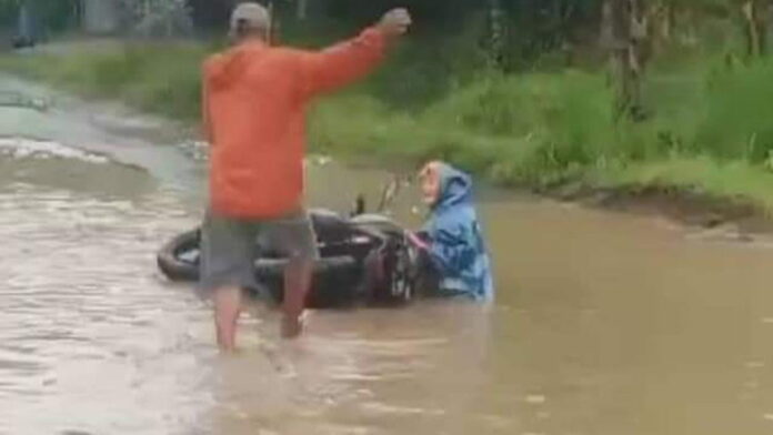 Jalan Cikatomas-Salopa Tasikmalaya Rusak Parah