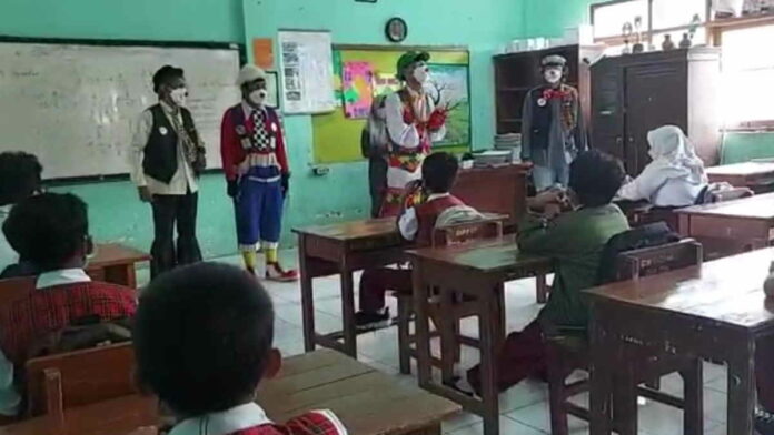 Komunitas Badut di Tasikmalaya Sambangi Sekolah, Ingatkan Prokes
