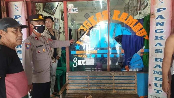 Tukang Cukur di Tasikmalaya