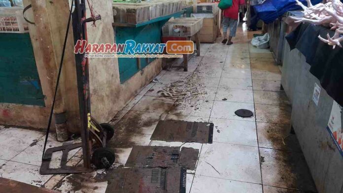 Pedagang Pasar Banjar Keluhkan Atap Bangunan Bocor saat Hujan Deras