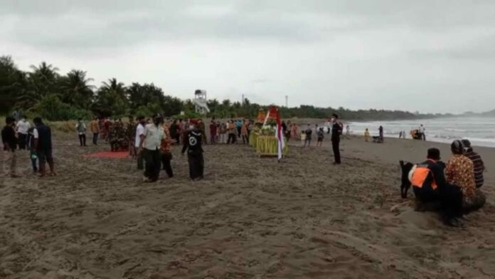 Petugas Bubarkan Ritual Larung Warga Cilacap di Pantai Pangandaran