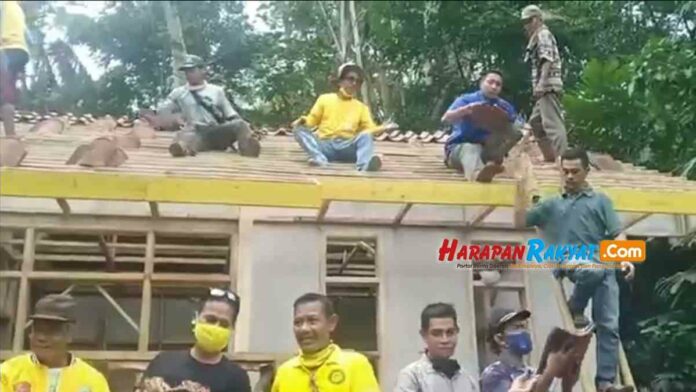 Rumah warga hampir roboh