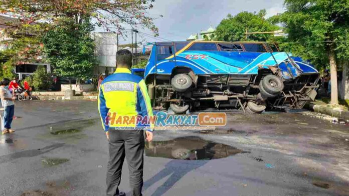 Terlibat Laka Lantas di Kota Banjar, Mobil Bus Terguling di Tengah Jalan
