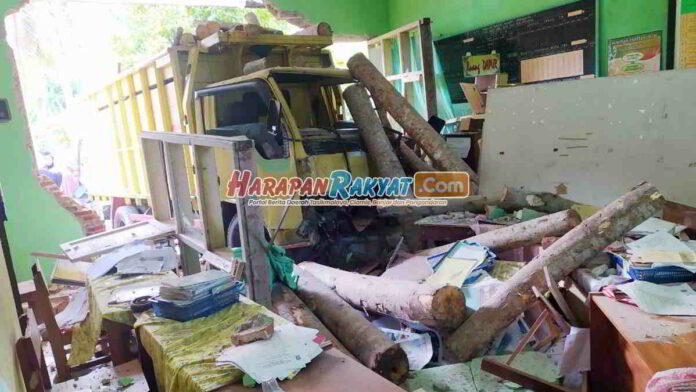 Truk Muat Kayu Tabrak Ruang Kantor SDN 1 Tunggilis Pangandaran