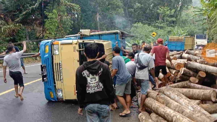 Truk Pengangkut Kayu di Pangandaran Terguling, Picu Kemacetan