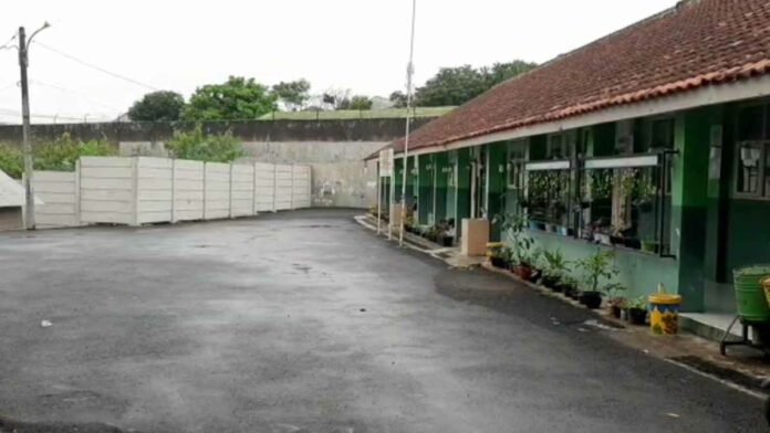 Usai Dibenteng, Jalan Masuk SD di Tasikmalaya Dikasih Setengah Meter