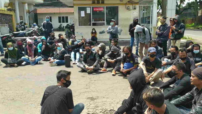 4 Bulan Dirumahkan, Puluhan Buruh di Tasikmalaya Demo PT BKL