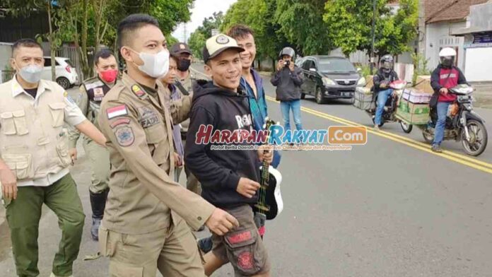 Aksi Kejar-Kejaran Satpol PP Kota Banjar dengan Gepeng dan Anak Punk