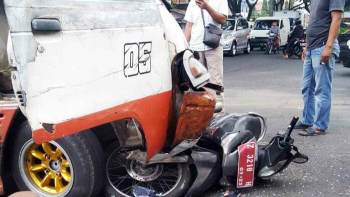 Angkot dan Motor Plat Merah Adu Bagong di Kota Tasikmalaya