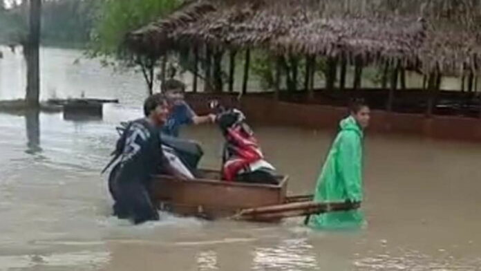 Banjir di Pangandaran Tutup Ruas Cijoho-Cijalu, Kendaraan Sulit Melintas