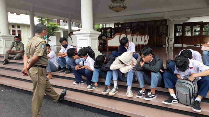 Berkeliaran di Jam Sekolah, Belasan Pelajar di Kota Banjar Terjaring Razia