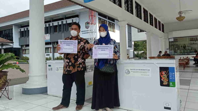 Bupati Ciamis Serahkan Bantuan Freezer Kepada Kelompok Perikanan