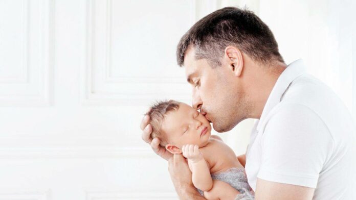 Cara Mengadzani Bayi Baru Lahir Sesuai Syariat, Berikut Penjelasannya