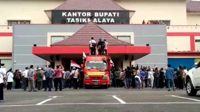 Diduga Korupsi, Warga Minta Kades Tawang Tasikmalaya Dinonaktifkan