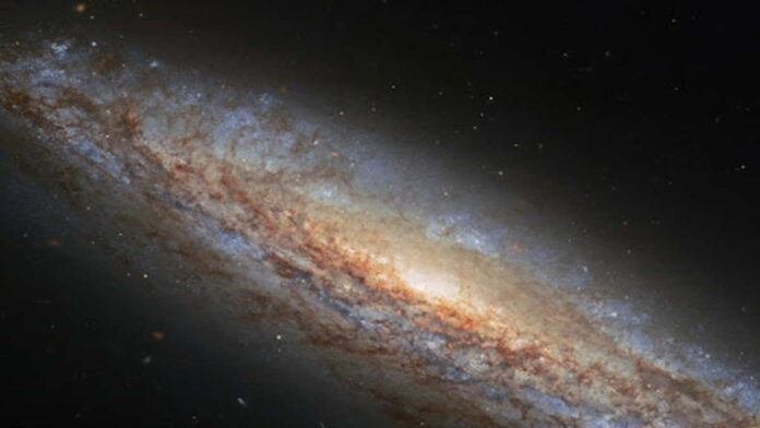 Galaksi Spiral LEDA 42975 yang Menakjubkan Tertangkap Hubble
