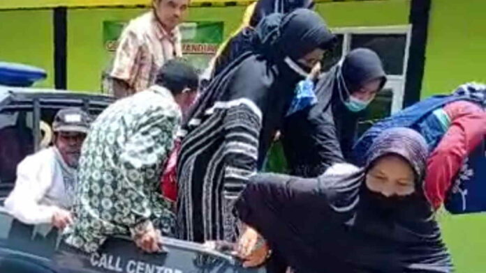 Ikuti Vaksinasi, Warga Tasikmalaya Dijemput Pakai Mobil Patroli Polisi