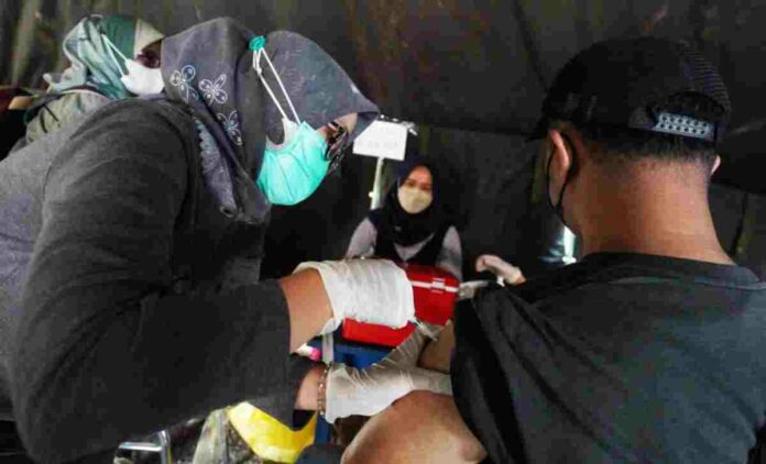 Lansia Bisa Jalani Vaksinasi di Tempat Praktik Bidan Desa Berita Jabar, (harapanrakyat.com),- Wakil Ketua Divisi Percepatan Vaksinasi Satgas Penanganan Covid-19 Jawa Barat, Atalia Praratya, mengatakan bahwa kelompok lansia bisa menjalani vaksinasi di bidan desa. Selama ini, kata Atalia, banyak kelompok lansia yang kesulitan datang ke tempat-tempat sentra vaksinasi. Dan yang menjadi kendala vaksinasi kelompok lansia adalah masalah akses. Menurut Atalia, Pemerintah Daerah Provinsi Jawa Barat juga mendorong vaksinasi di tempat praktik bidan desa. Dengan begitu, kata Atalia, warga tidak perlu jauh-jauh datang ke sentra vaksinasi. Bidan desa menjadi salah satu solusi untuk mempercepat program vaksinasi. Atalia mengungkapkan, di Jawa Barat ada sekitar 9500 bidan desa yang sudah terlatih. Seandainya 6000 hingga 9000 bidan bisa masuk ke wilayah terjauh, akan banyak masyarakat yang terfasilitasi. Karena itu juga, lanjut Atalia, Pemerinta Daerah Provinsi Jawa Barat terus mendorong program vaksinasi di daerah yang masih rendah capaiannya. Sebab, angka capaian yang rendah akan berpengaruh pada level kebijakan Penerapan Pembatasan Kegiatan Masyarakat (PPKM).